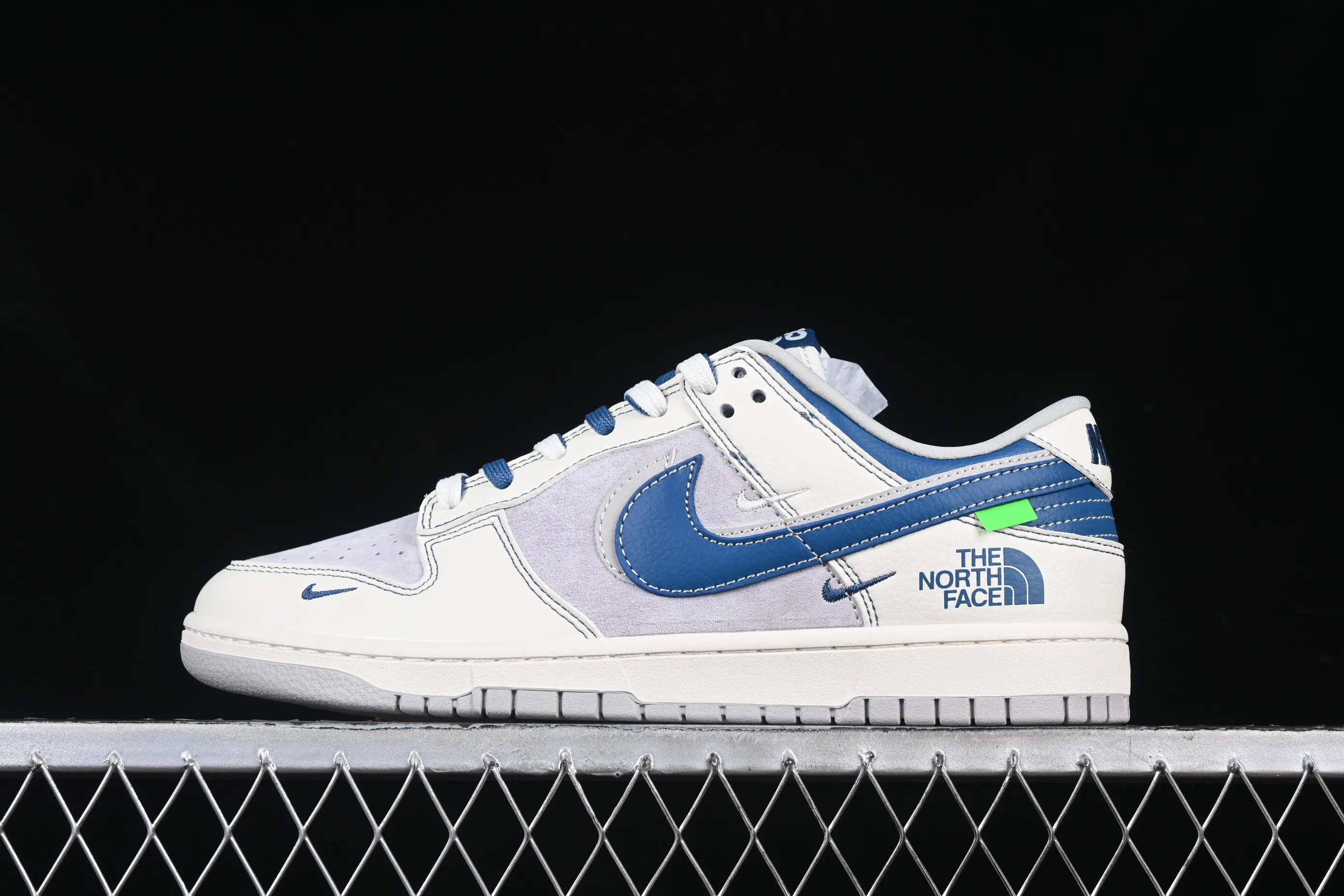 All Categories Nk SB Dunk Series Nk SB Dunk Low High-end Customized Low-top Shoes Nk SB Dunk Low North Face Co-branded Zhuba Blue Gray Hook Anniversary High-end Customized Low-top Casual Shoes DM6868-040